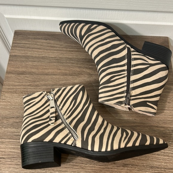 WORTHINGTON MEMORY FOAM-WOMEN BROOK DALE HEELS ZEBRA BOOTIES SIZE 7.5M - Picture 6 of 10